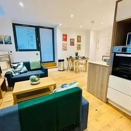 Comfy 3-Bed Apartment, Central Bristol, Guests 5, Parking Available, High-Speed Wi-Fi