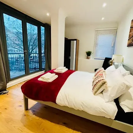 Comfy 3-Bed Apartment, Central Bristol, Guests 5, Parking Available, High-Speed Wi-Fi شقة *