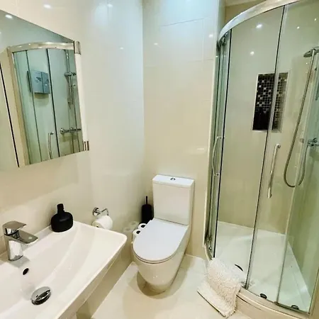 Comfy 3-Bed Apartment, Central Bristol, Guests 5, Parking Available, High-Speed Wi-Fi شقة
