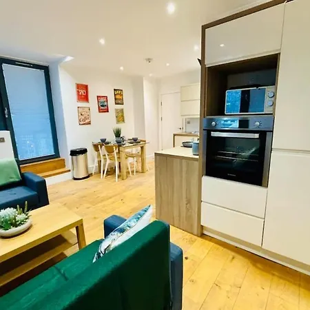 Comfy 3-Bed Apartment, Central Bristol, Guests 5, Parking Available, High-Speed Wi-Fi شقة *