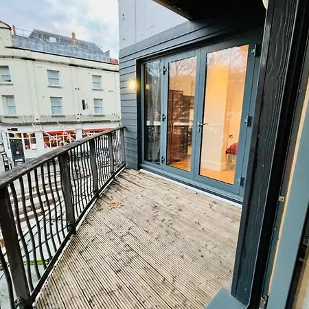 Comfy 3-Bed Apartment, Central Bristol, Guests 5, Parking Available, High-Speed Wi-Fi