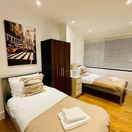 Comfy 3-Bed Apartment, Central Bristol, Guests 5, Parking Available, High-Speed Wi-Fi *
