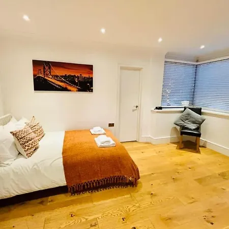 Comfy 3-Bed Apartment, Central Bristol, Guests 5, Parking Available, High-Speed Wi-Fi Apartmán Bristol