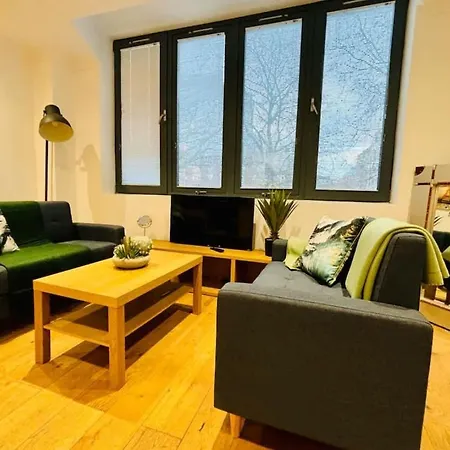 Comfy 3-Bed Apartment, Central Bristol, Guests 5, Parking Available, High-Speed Wi-Fi
